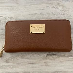 MK Jet Set Zip Wallet